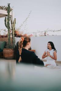 una novia y un novio sentados frente a un espejo en Vent Des Dunes, en Essaouira