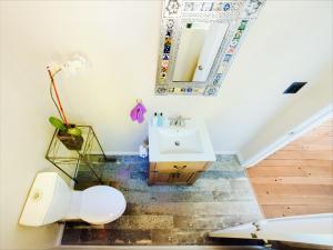 a bathroom with a sink and a mirror at Magical Bay View in Oakland Hills in Oakland