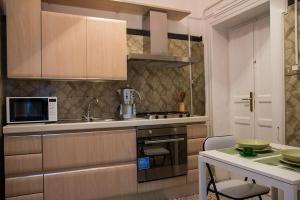 cocina con fregadero y microondas en Portobello Appartamento 3 camere 3 bagni, en Taranto