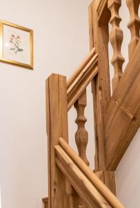 un primer plano de una escalera de madera con pisadas de madera en Haus Stangl en Bad Aussee