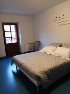 a bedroom with a bed and a window at Auberge du Marronnier in Belmont-sur-Rance