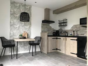 una cucina con un tavolo e sedie in una stanza di Gastenverblijf Rodenburg a Streefkerk