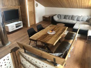 Sjónvarps- og/eða afþreyingartæki á Uriges Alpen-Apartment Stefan Juen