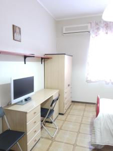 Camera con scrivania, computer e letto di Giò & Giò Garibaldi-Nesima a Catania