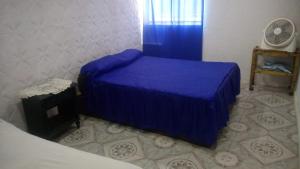 Un dormitorio con una cama con una cubierta azul. en ESTABLECIMIENTO LA GEORGI en Luján de Cuyo