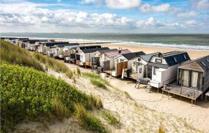 una fila de casas en una playa junto al océano en 1 Bedroom Gorgeous Home In Vlissingen, en Vlissingen
