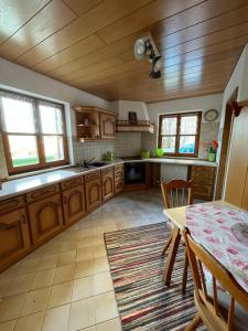 una cocina con armarios de madera y una mesa con comedor. en ZumGlückFrei en Passau