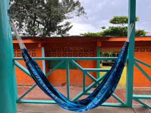 eine blaue Hängematte, die auf einem Zaun hängt in der Unterkunft A&K Island Apartments in Bocas del Toro