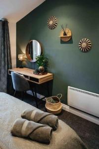 1 dormitorio con cama, escritorio y espejo en Boho Loft in Somerset - Private Parking en Radstock
