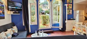 una camera con pareti e finestre blu e un tavolo di Casa con jardín a 30 metros de la playa. VC. a Palamós