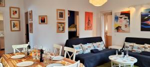 sala de estar con sofá y mesa en Casa con jardín a 30 metros de la playa. VC., en Palamós