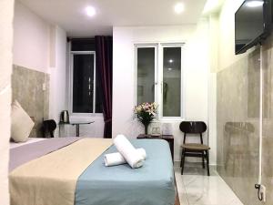 Postel nebo postele na pokoji v ubytování SaiGon CoZy Hotel "241 Pham Ngu Lao Street''