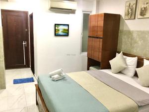 Postel nebo postele na pokoji v ubytování SaiGon CoZy Hotel "241 Pham Ngu Lao Street''
