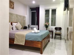 Postel nebo postele na pokoji v ubytování SaiGon CoZy Hotel "241 Pham Ngu Lao Street''