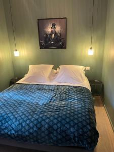Schlafzimmer mit einem Bett mit blauer Decke in der Unterkunft Appartement Jungle centre confort et spacieux netflix wifi gratuit in Saint-Étienne
