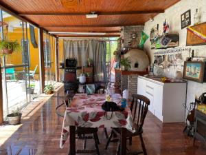 eine Küche mit einem Tisch und Stühlen im Zimmer in der Unterkunft Los Fernández in Jaureguiberry