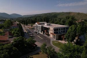 eine Luftaufnahme eines Gebäudes mit einem Parkplatz in der Unterkunft Hotel Buna Mostar in Buna