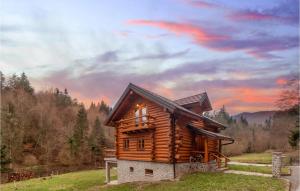 eine Holzhütte in der Mitte eines Feldes in der Unterkunft 3 Bedroom Nice Home In Cabar in Čabar