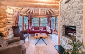 Cabaña de madera con sala de estar con chimenea de piedra. en 3 Bedroom Nice Home In Cabar, en Čabar