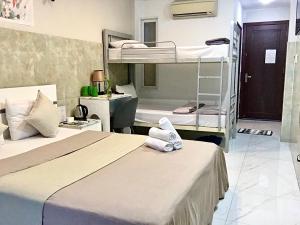 Postel nebo postele na pokoji v ubytování SaiGon CoZy Hotel "241 Pham Ngu Lao Street''