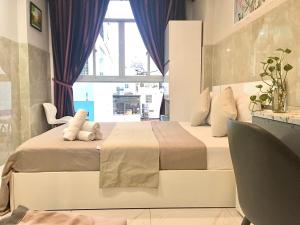 Postel nebo postele na pokoji v ubytování SaiGon CoZy Hotel "241 Pham Ngu Lao Street''
