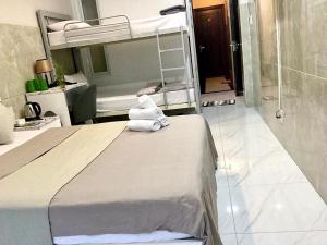 Postel nebo postele na pokoji v ubytování SaiGon CoZy Hotel "241 Pham Ngu Lao Street''