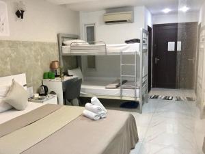 Postel nebo postele na pokoji v ubytování SaiGon CoZy Hotel "241 Pham Ngu Lao Street''