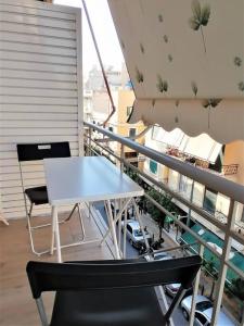 A restaurant or other place to eat at Koukaki cozy apartment 5 minutes to metro