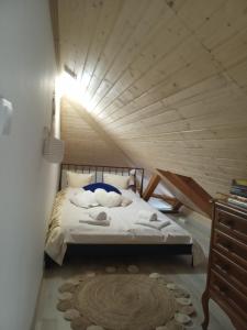 سرير أو أسرّة في غرفة في Apartman Čaroban odmor Divčibare