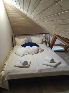 Una cama con toallas y almohadas. en Apartman Čaroban pogled Divcibare en Divčibare