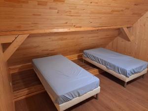 - une chambre avec 2 lits dans une cabine dans l'établissement Saules Rats Apartamenti, à Madona