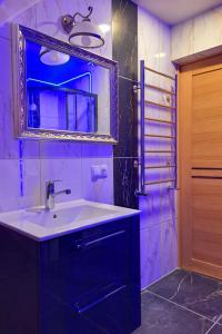 馬多納的住宿－Saules Rats Apartamenti，一间带水槽和镜子的浴室