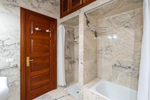 Koupelna v ubytování Espectacular Casa con Jardín "La Casa de Nena" + 33 fotografií