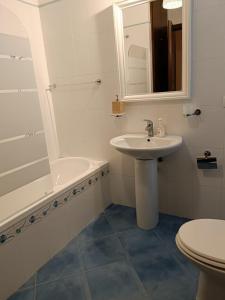 uma casa de banho com um lavatório, uma banheira e um WC. em B&B Margherita em Bagheria