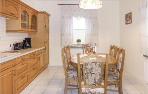 uma cozinha com mesa e cadeiras e uma janela em Cozy Apartment In Gelenau With Wifi em Gelenau