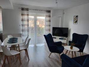 Televízia a/alebo spoločenská miestnosť v ubytovaní Apartament z widokiem-Bliżej Zdroju