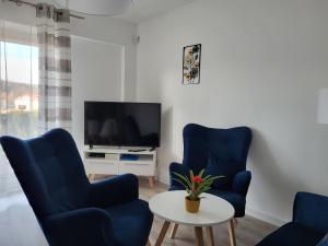 Televízia a/alebo spoločenská miestnosť v ubytovaní Apartament z widokiem-Bliżej Zdroju