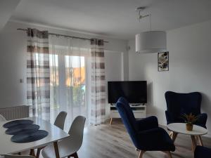 Televízia a/alebo spoločenská miestnosť v ubytovaní Apartament z widokiem-Bliżej Zdroju