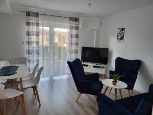 Televízia a/alebo spoločenská miestnosť v ubytovaní Apartament z widokiem-Bliżej Zdroju