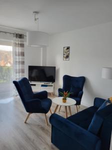 Televízia a/alebo spoločenská miestnosť v ubytovaní Apartament z widokiem-Bliżej Zdroju