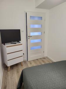 Televízia a/alebo spoločenská miestnosť v ubytovaní Apartament z widokiem-Bliżej Zdroju