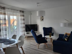 Televízia a/alebo spoločenská miestnosť v ubytovaní Apartament z widokiem-Bliżej Zdroju