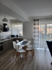 Kuchyňa alebo kuchynka v ubytovaní Apartament z widokiem-Bliżej Zdroju