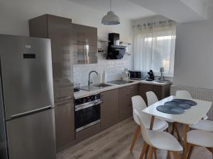 Kuchyňa alebo kuchynka v ubytovaní Apartament z widokiem-Bliżej Zdroju