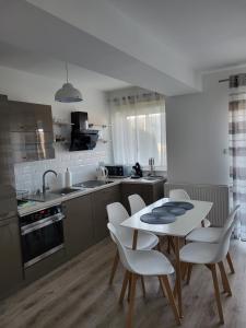Kuchyňa alebo kuchynka v ubytovaní Apartament z widokiem-Bliżej Zdroju
