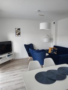 Televízia a/alebo spoločenská miestnosť v ubytovaní Apartament z widokiem-Bliżej Zdroju