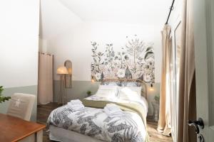 una camera da letto con un letto e asciugamani di Villa "L'émeraude - Maison d'Hôtes - Jardin et parking privés - Valbonne a Valbonne