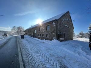 een gebouw aan de kant van een met sneeuw bedekte straat bij Le Gite De Malchamps in Spa