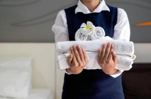 Un ragazzo tiene un asciugamano in mano di ClubHotel Residence Cesenatico a Cesenatico Altre 37 foto