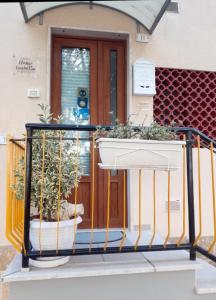 チェーリエ・メッサーピカにあるAlloggio turistico "home isabella"のバルコニー(ドアの前にプランター付)